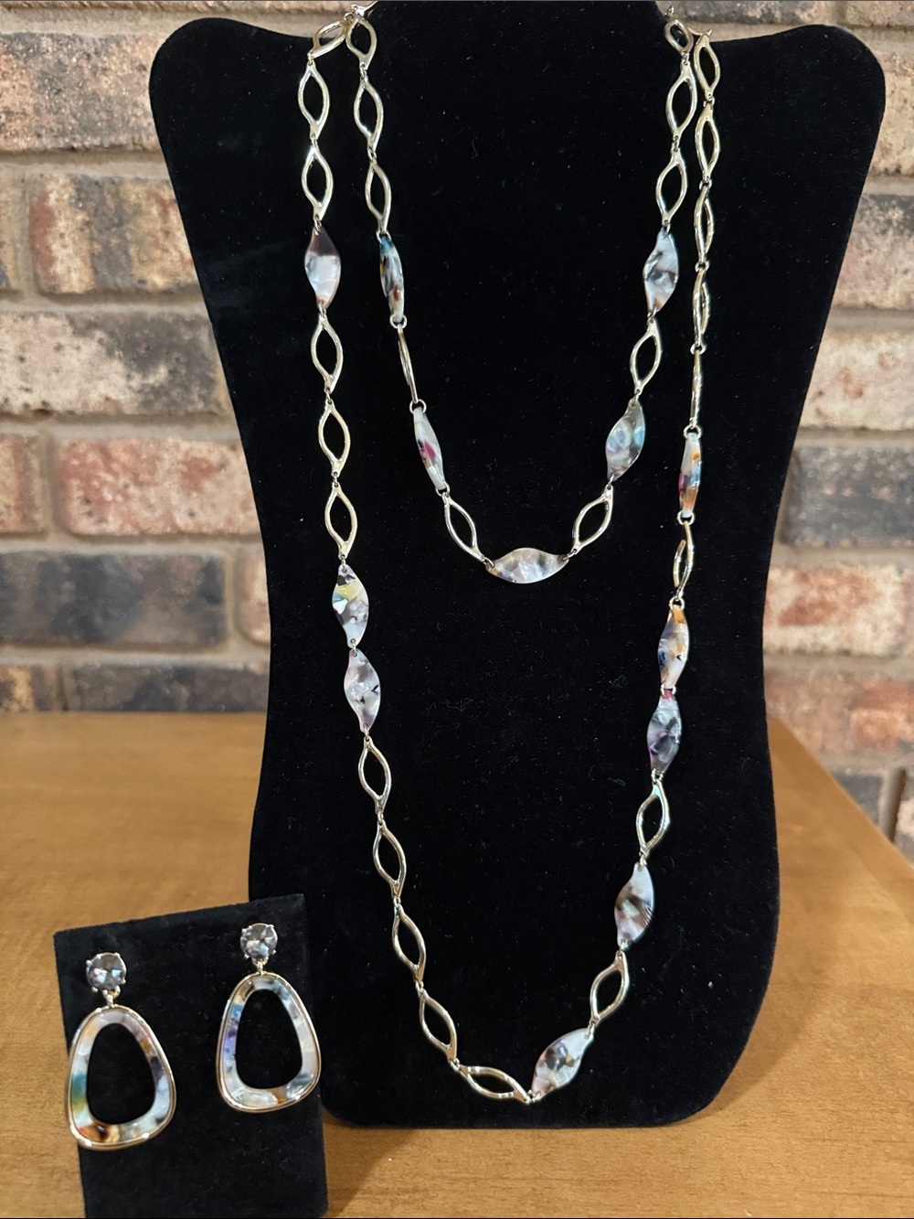 Loft NWOT 3 piece colorful tortoise shell gold tone chain necklaces & post hoops